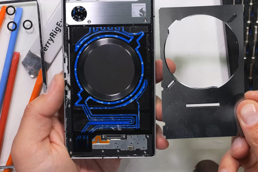 JerryRigEverything розібрав RedMagic 11 Pro: “Як іншопланетна технологія. Уявляю, як зрадіє Apple, коли винайде подібне років через 10"