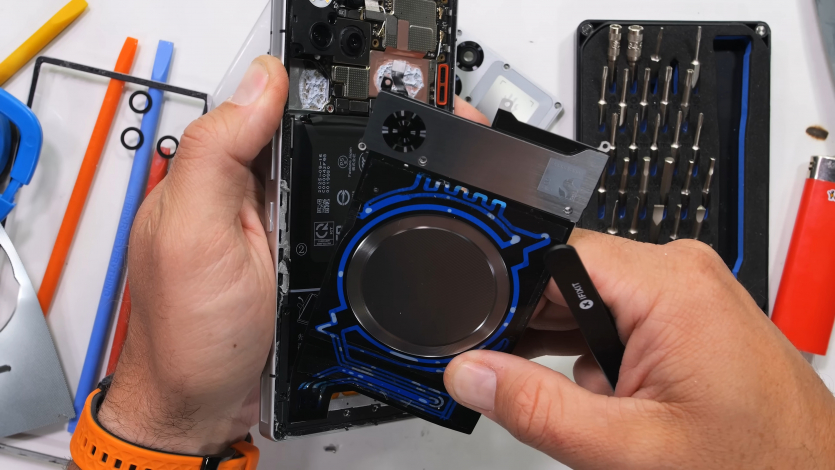 JerryRigEverything розібрав RedMagic 11 Pro: “Як іншопланетна технологія. Уявляю, як зрадіє Apple, коли винайде подібне років через 10"