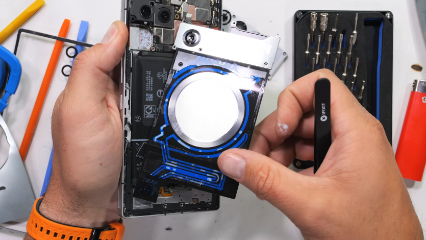 JerryRigEverything розібрав RedMagic 11 Pro: “Як іншопланетна технологія. Уявляю, як зрадіє Apple, коли винайде подібне років через 10"