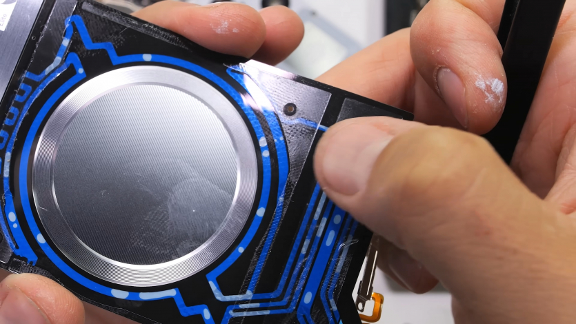 JerryRigEverything розібрав RedMagic 11 Pro: “Як іншопланетна технологія. Уявляю, як зрадіє Apple, коли винайде подібне років через 10"