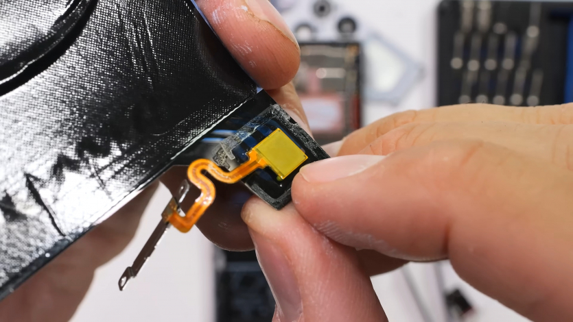 JerryRigEverything розібрав RedMagic 11 Pro: “Як іншопланетна технологія. Уявляю, як зрадіє Apple, коли винайде подібне років через 10"