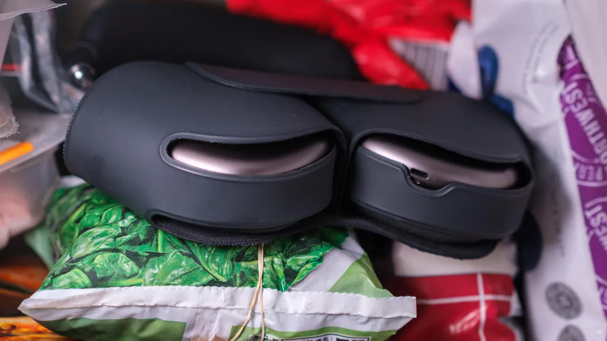 Тепер точно емейзінг: давній баг з "трьома вогнями смерті" в Apple AirPods Max можна виправити холодильником