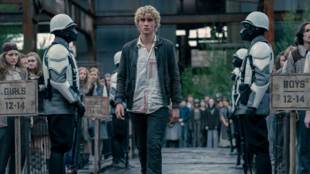 Хоча 16-річному Геймітчу вдалося уникнути відбору в день жнив, його жатять у підтасованому процесі після того, як він намагається захистити свою кохану, Ленор Дав (Вітні Пік) — представницю Зграї та нащадку не кого іншого, як Люсі Грей Берд з «Балади про співочих птахів та змій » — від Миротворців після хаосу, що настав після страти ще одного хлопчика з Дистрикту 12.