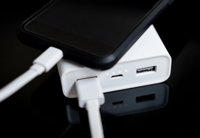 Китай зобов'язав виробників додавати на павербанки РК-дисплеї