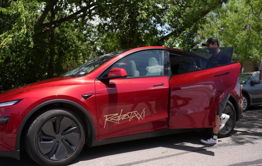 Попри заяви Маска, Tesla контролює “безконтрольні” Robotaxi