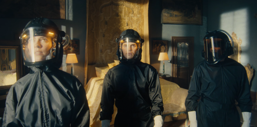 "Я — найкраща реклама": у трейлері серіалу "Краса" Ештон Кутчер рекламує чудо-препарат, що вбиває моделей