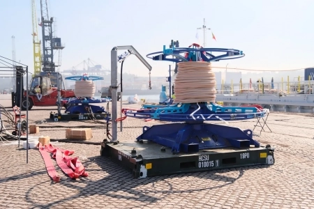 Перший у світі оптоволоконний кабель почали діставати з дна океану