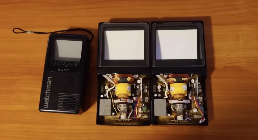 VR із 90-х на CRT у 2026-му: ютубер зібрав гарнітуру-шолом, яка знищує "ефект сітки"