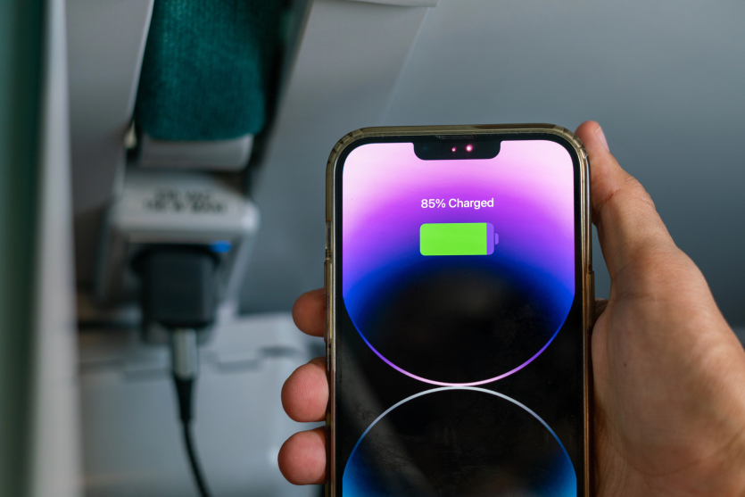 Чоловік два роки заряджав iPhone за "правилом 80%": результат розчарував
