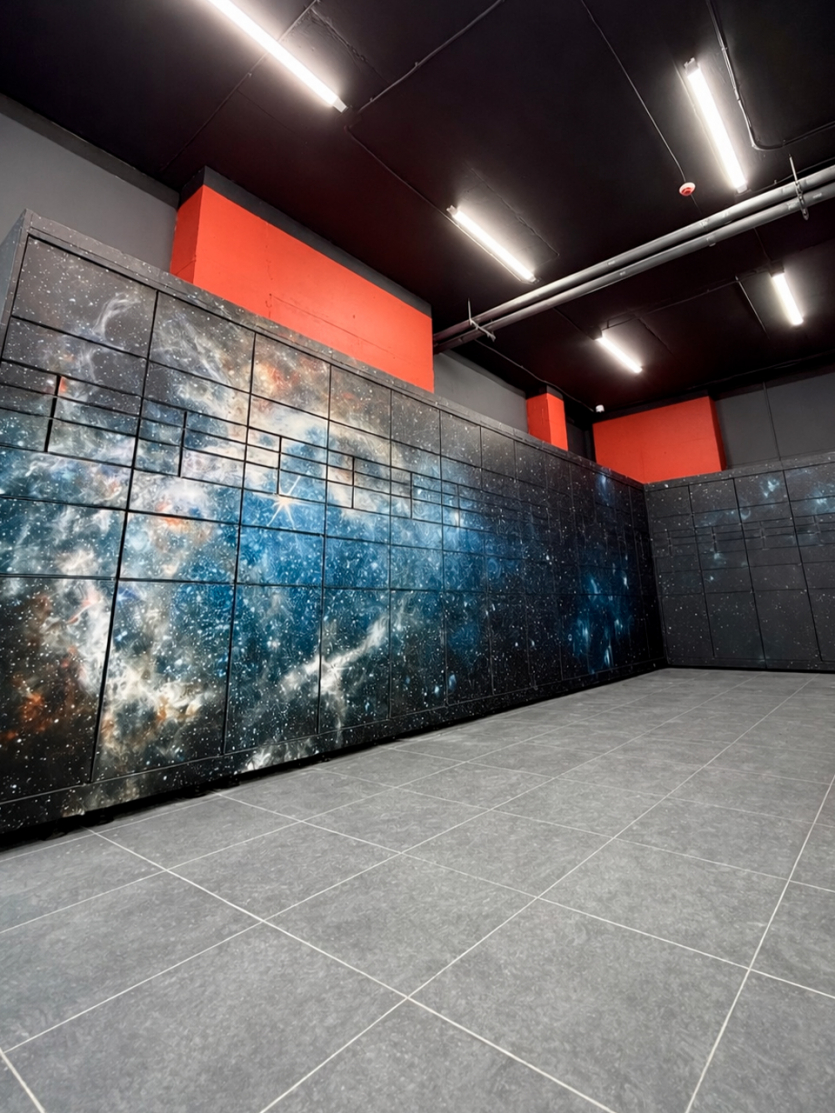 "Нова пошта" вперше в Україні відкрила 26 поштоматів в одному місці: 286 комірок на 13 метрів