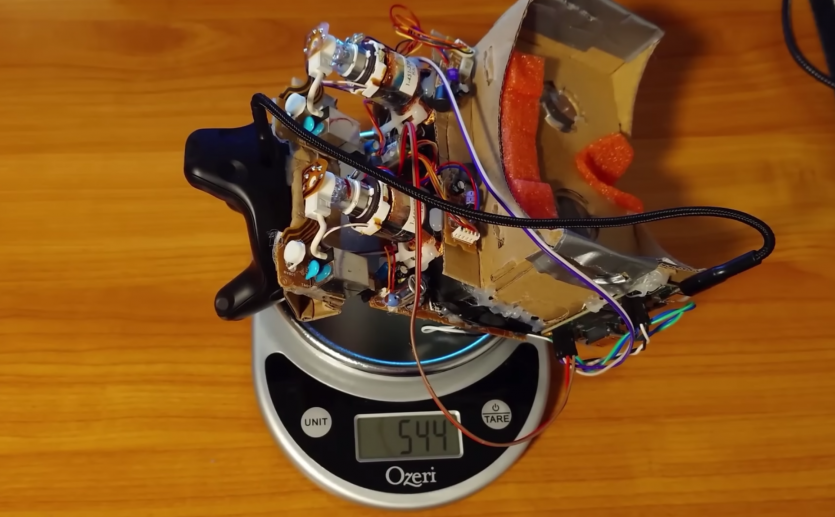 VR із 90-х на CRT у 2026-му: ютубер зібрав гарнітуру-шолом, яка знищує "ефект сітки"