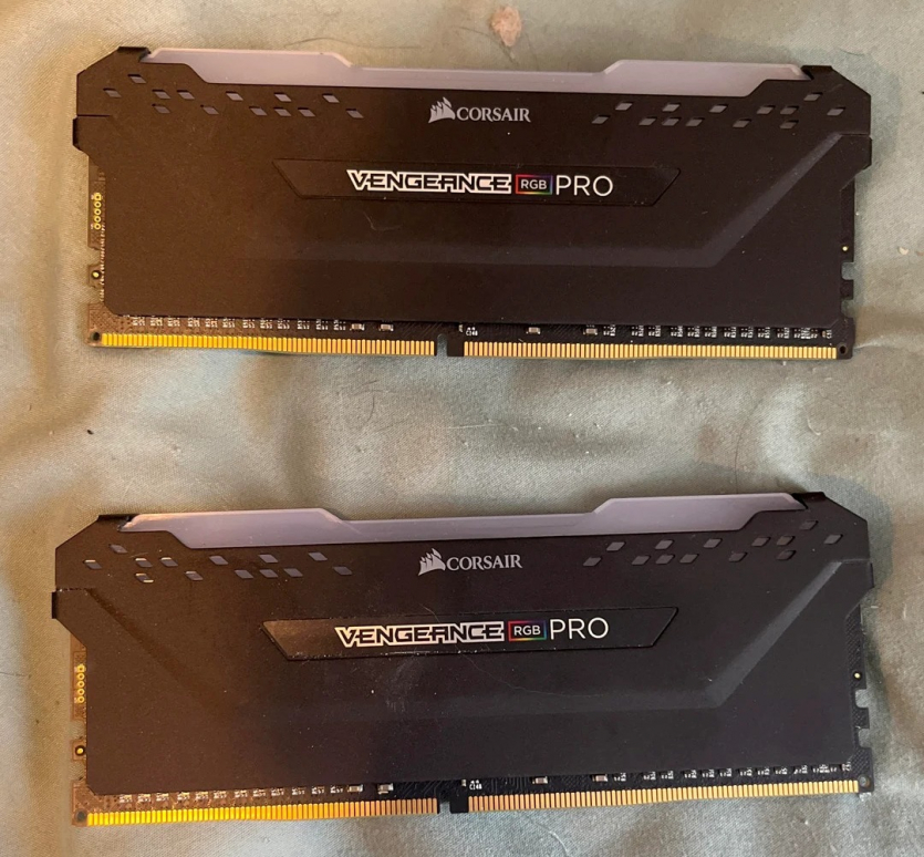 Де те звалище? Геймер знайшов на смітнику комплект "оперативки" на 64 ГБ, і на додачу — Intel Core i7 та монітор Samsung