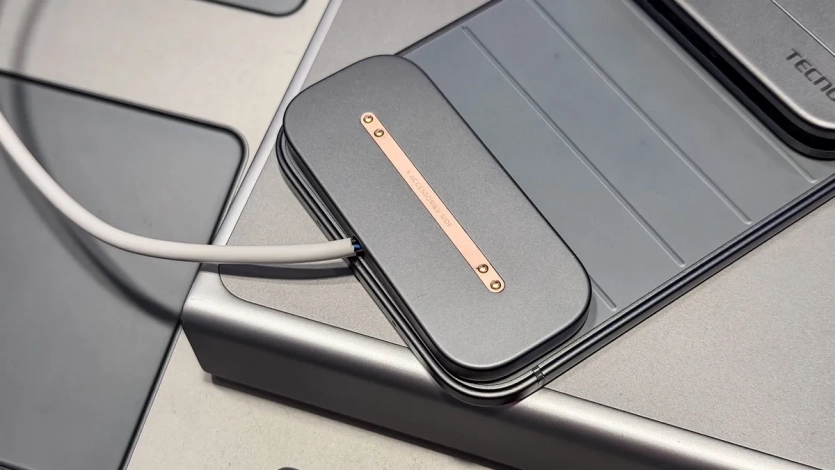 Новий модульний концепт Tecno: телефон, який "примагнічує" все, навіть оптичний об'єктив