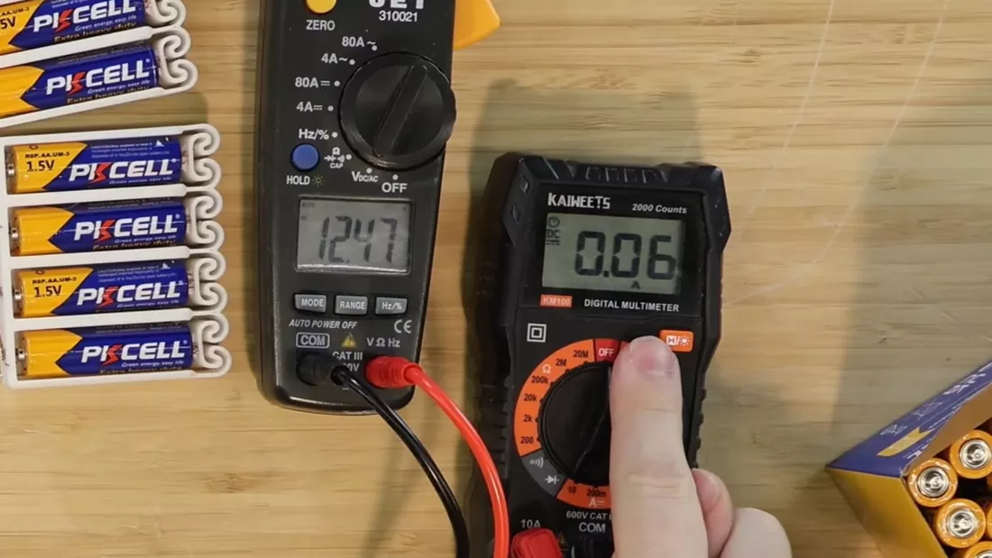 Ютубер пограв на ПК, який живився від 56 АА-батарейок