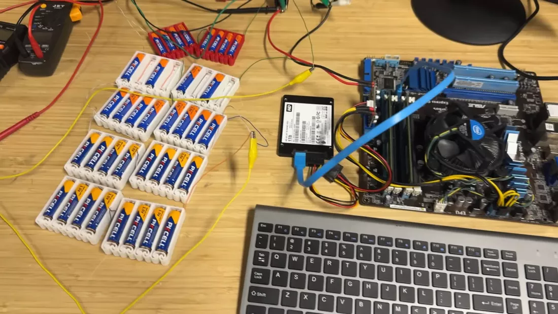 Ютубер пограв на ПК, який живився від 56 АА-батарейок
