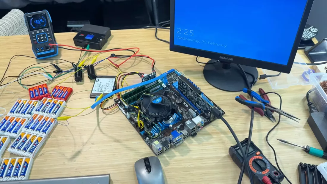 Ютубер пограв на ПК, який живився від 56 АА-батарейок