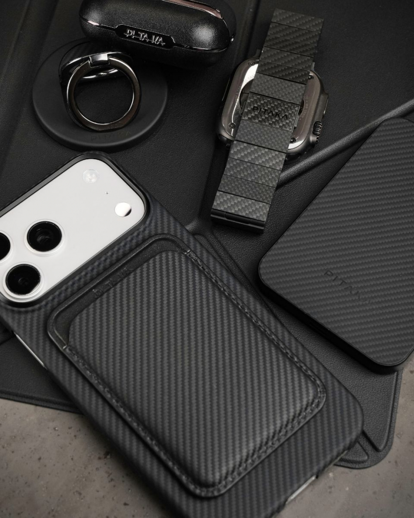 Колекція чорних аксесуарів Pitaka з арамідного волокна для iPhone 17 Pro Max та Apple Watch