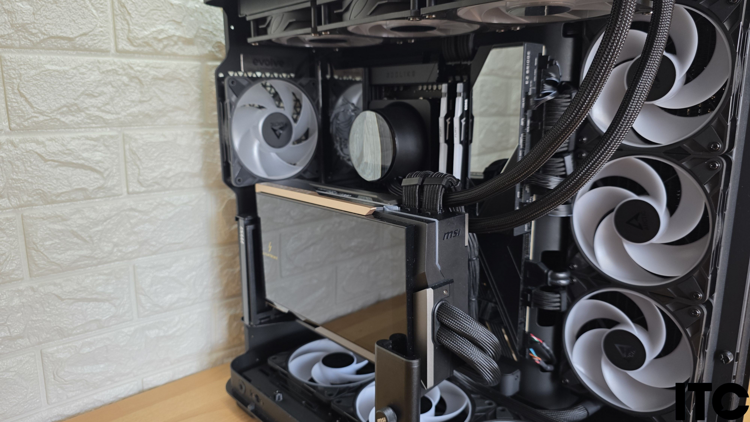 EVOLVE Lightning Powered_by MSI