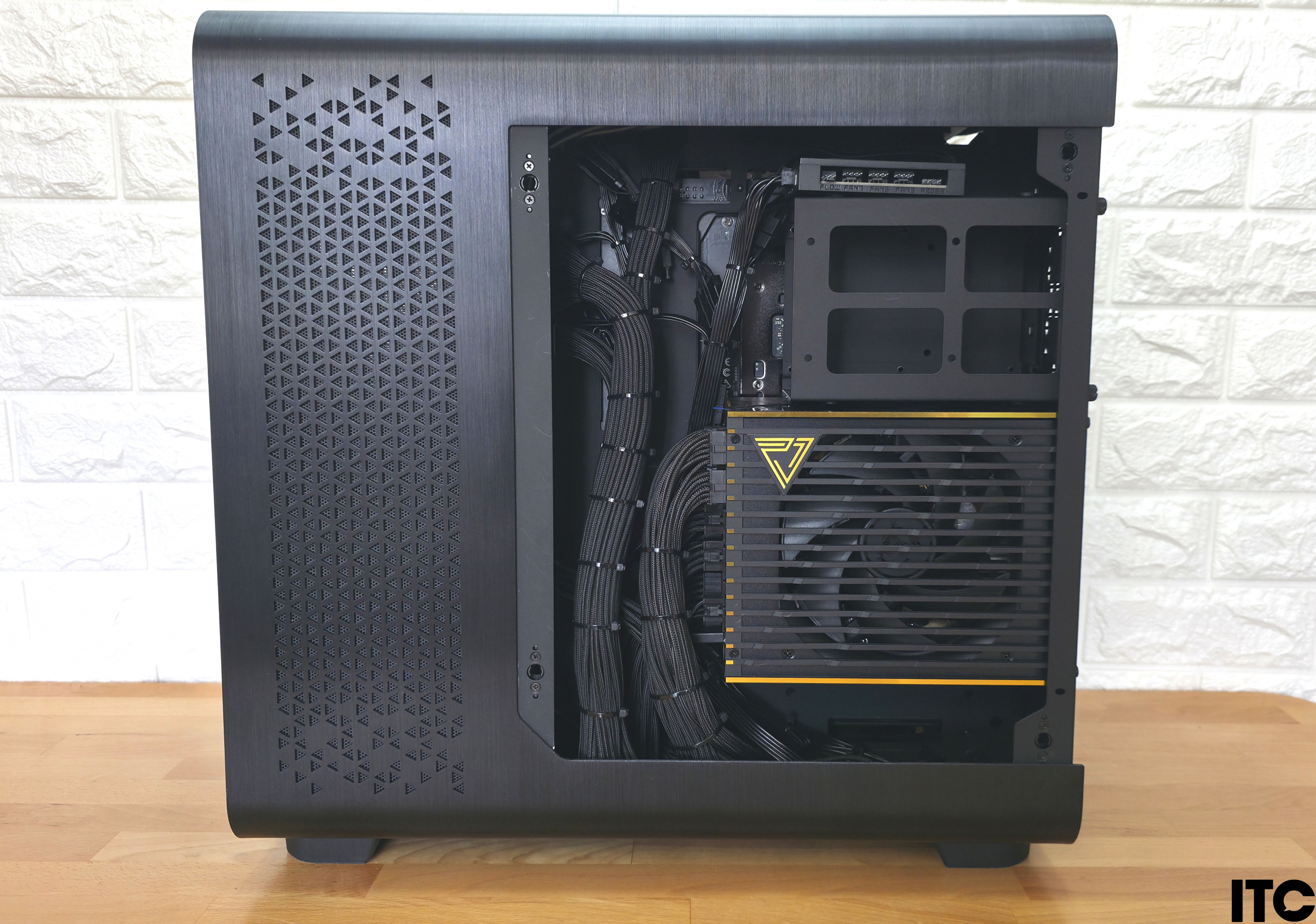 EVOLVE Lightning Powered_by MSI