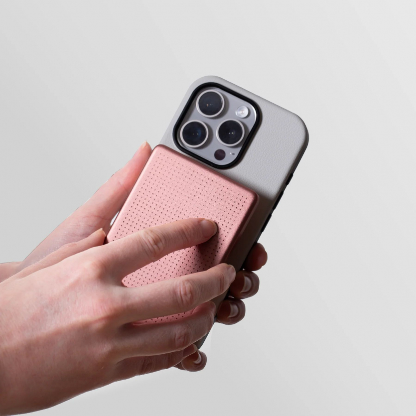 Демонстрація зручного утримання в руках смартфона iPhone із примагніченим павербанком Native Union Active 5000 mAh.