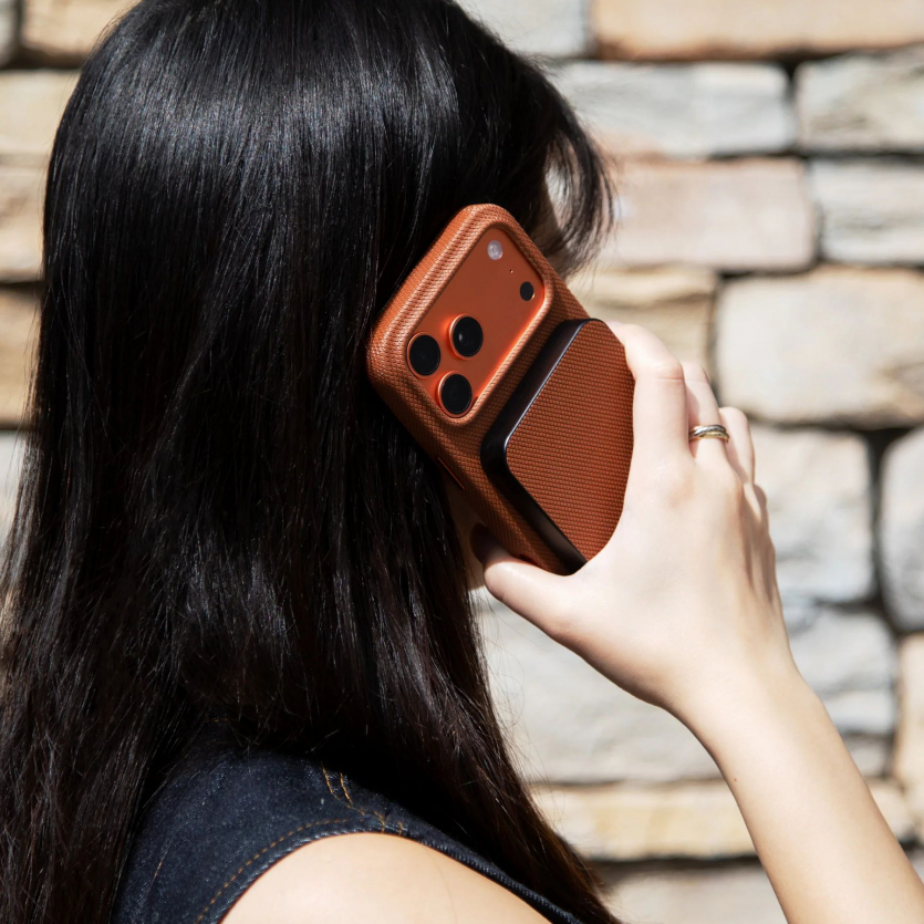 Крупний план руки, що тримає павербанк Native Union (Re)Classic 10000 mAh.