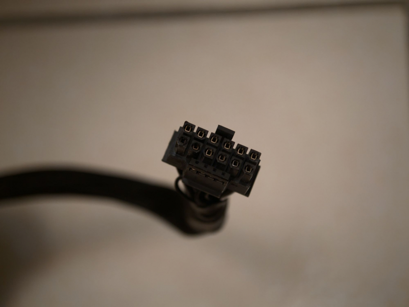 Пухнаста сигналізація: кіт попередив власника MSI RTX 4090 про займання роз'єму живлення відеокарти