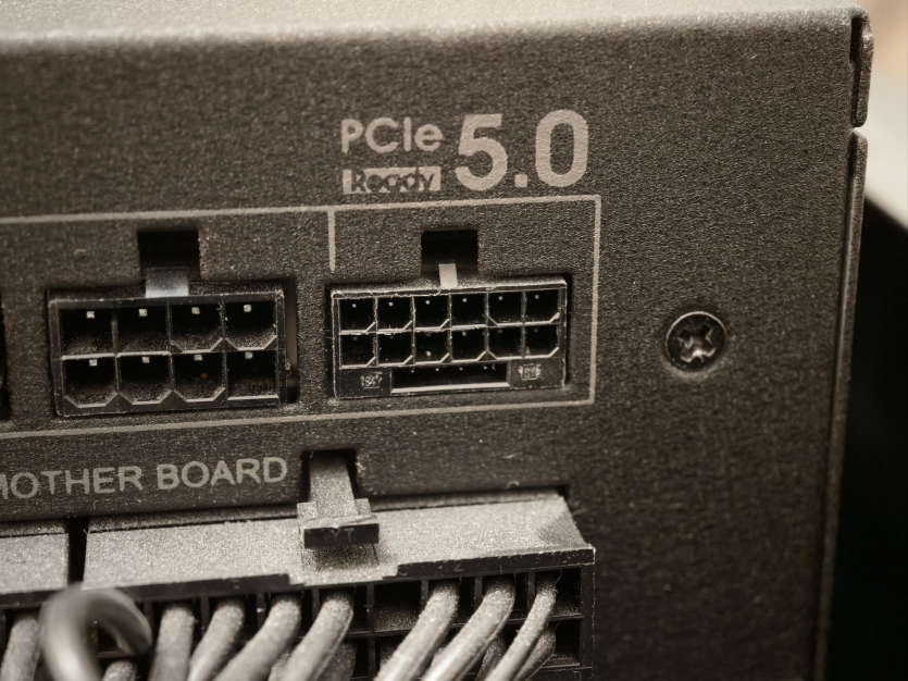 Пухнаста сигналізація: кіт попередив власника MSI RTX 4090 про займання роз'єму живлення відеокарти