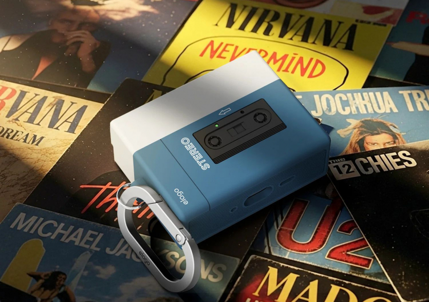 Чохол Elago Cassette Player Hang Blue для AirPods Pro 3rd Gen у стилі ретро-касети на фоні вінілових платівок.