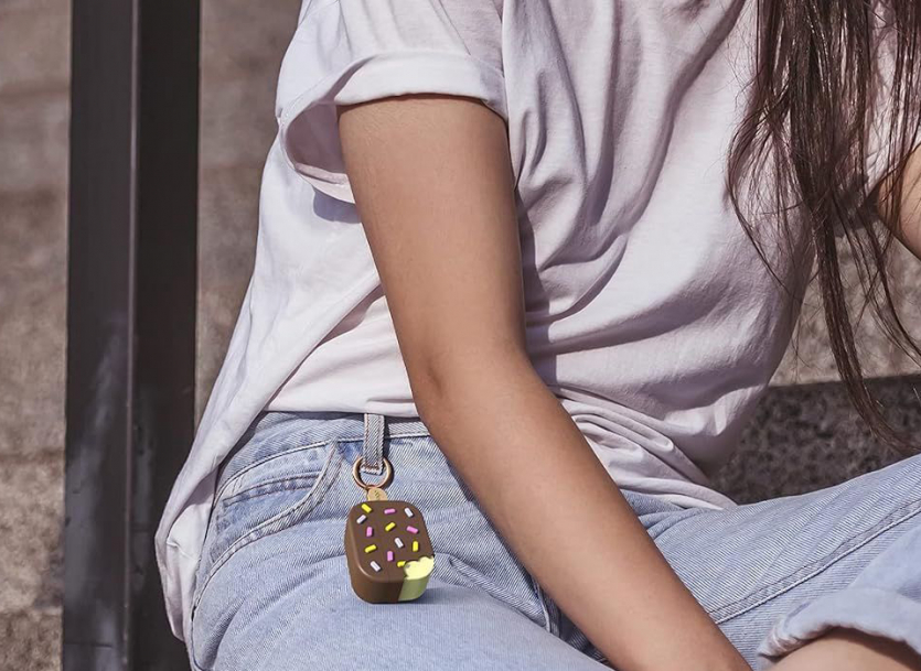 Силіконовий чохол Elago Ice Cream у формі морозива для AirPods Pro 2, закріплений на поясі джинсів у лайфстайл-зйомці.