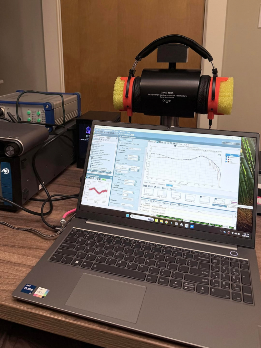 Звукорежисер зібрав професійні навушники з кухонних губок та миттєво продав за $100