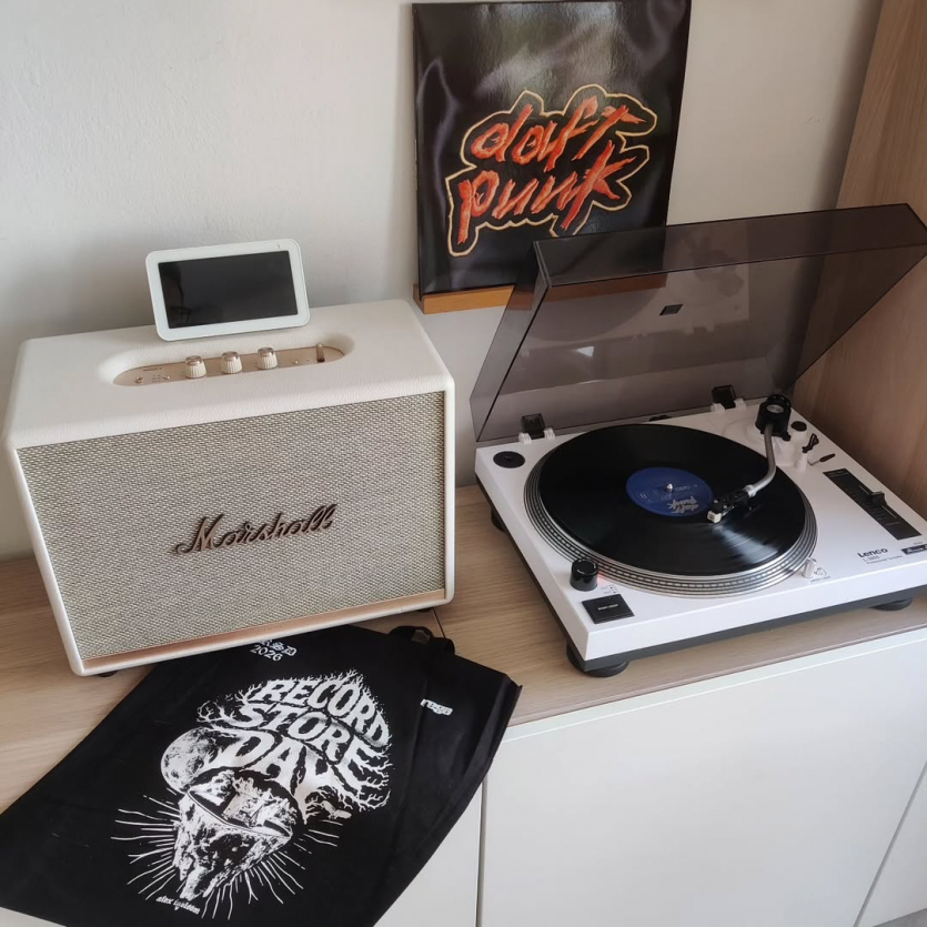 Біла акустична система Marshall Woburn III Cream, підключена до вінілового програвача з платівкою Daft Punk