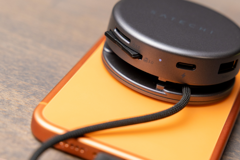 Макрофото роз'ємів магнітного хаба Satechi On-the-Go: гігабітний Ethernet, слоти для SD-карт та порти USB-A.