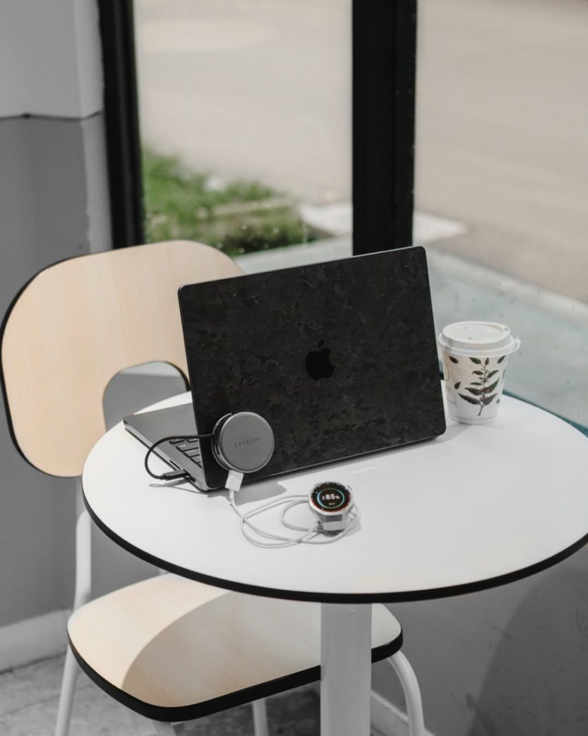 Естетичне робоче місце: преміальний адаптер Satechi On-the-Go 7-in-1 поруч з технікою Apple.