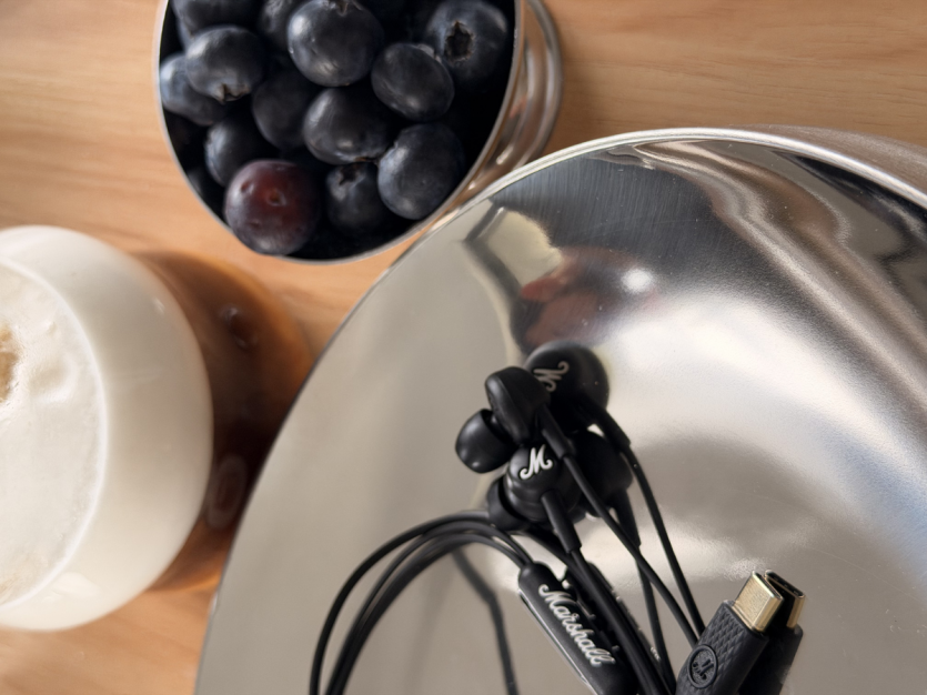 Дротові навушники Marshall Mode USB-C як частина щоденного ритуалу.
