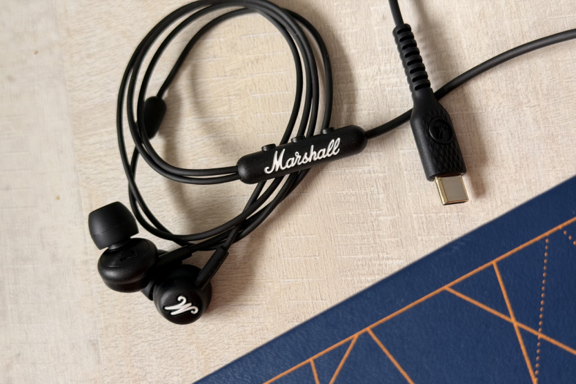 Штекер Type-C навушників Marshall Mode на робочому столі.