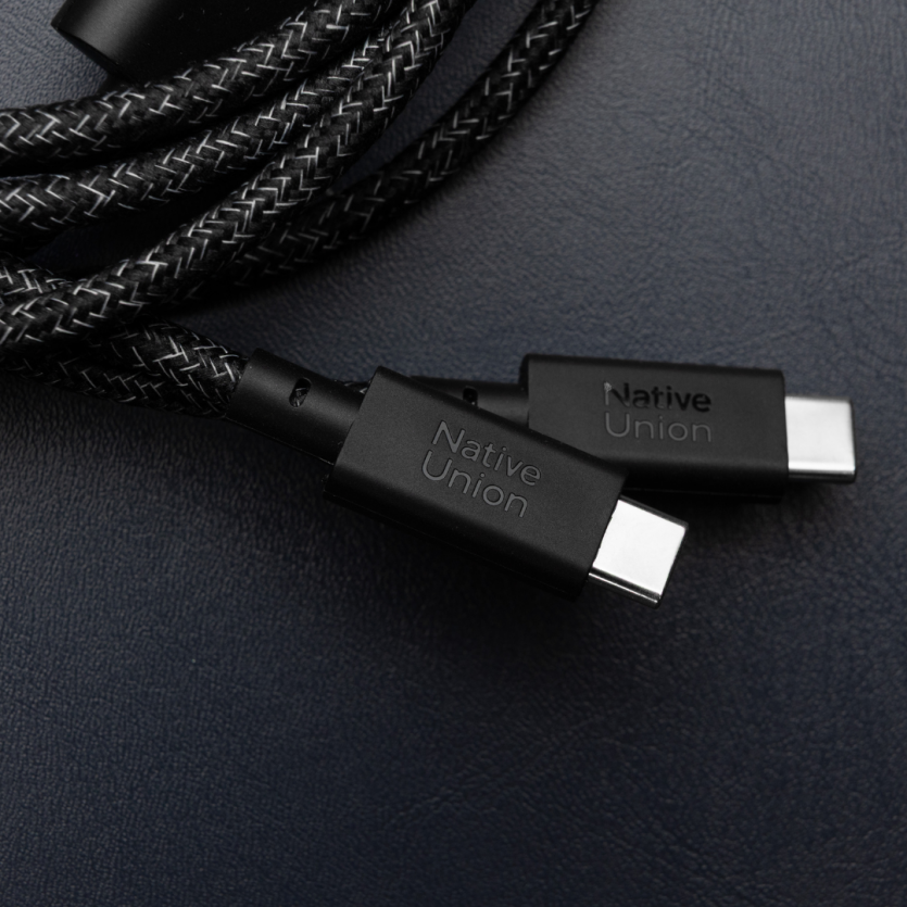 Екологічний кабель Native Union USB-C, виготовлений із переробленого пластику, у класичному чорному кольорі.