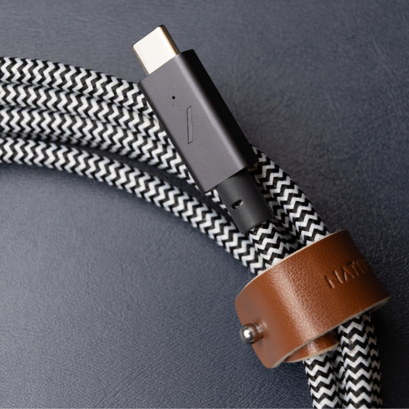 Плетений кабель Native Union Belt USB-C з візерунком зебра та шкіряним фіксатором у стилі дорогого мінімалізму.